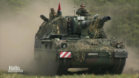 Ein Panzer mit Soldaten und Soldatinnen auf einem Übrungsplatz in der Lüneburger Heide. © Screenshot 