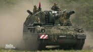 Ein Panzer mit Soldaten und Soldatinnen auf einem Übrungsplatz in der Lüneburger Heide. © Screenshot 