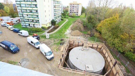 Eine Wohnanlage mit einer Baustelle für eine Eis-Heizanlage. © Screenshot 