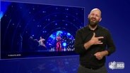 Gebärdensprachdolmetscher Thorsten Rose übersetzt den Eurovision Song Contest © Screenshot 