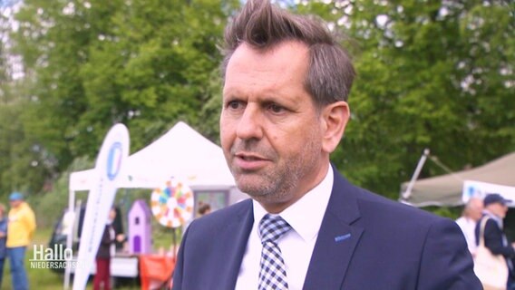 Umweltminister Olaf Lies von der SPD im Gespräch. © Screenshot 