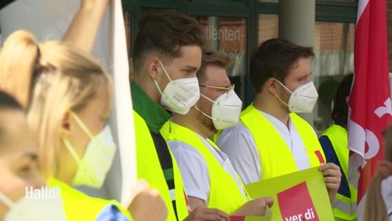 Menschen aus Pflegeberufen demonstrieren in Oldenburg. © Screenshot 