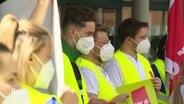 Menschen aus Pflegeberufen demonstrieren in Oldenburg. © Screenshot 