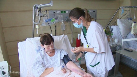 Eine Pflegerin versorgt eine Patientin in einem Krankenhaus. © Screenshot 