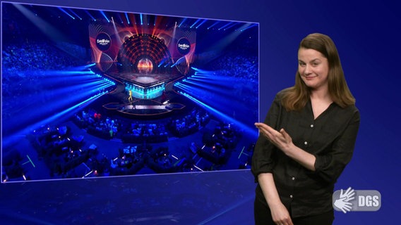 Gebärdensprachdolmetscherin Céline Sawkins übersetzt den Eurovision Song Contest © Screenshot 