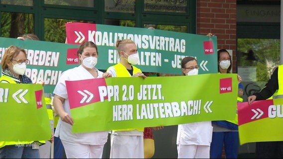 Pflegemitarbeiter:innen demonstrieren. © Screenshot 