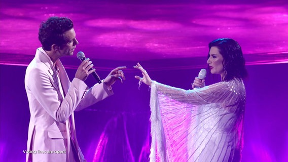 Mika und Laura Pausini singen gemeinsam beim zweiten Halbfinale des Eurovision Song Contests in Turin. © Screenshot 
