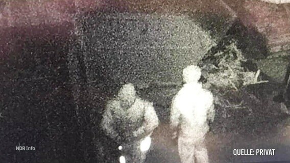 Verschwommene Aufnahme zweier Personen von einer Überwachsungskamera beim Sprit-Diebstahl. © Screenshot 