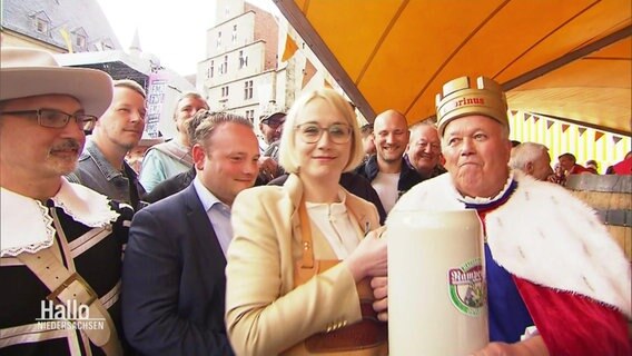 Oberbürgermeisterin Katharina Pötter und der Gambrinus nach dem Fassanstich der Maiwoche. © Screenshot 