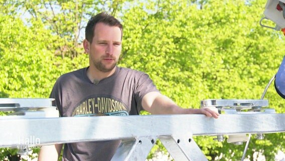 Schausteller Ronny Cornelius beim Aufbau seines neuen Riesenrades. © Screenshot 