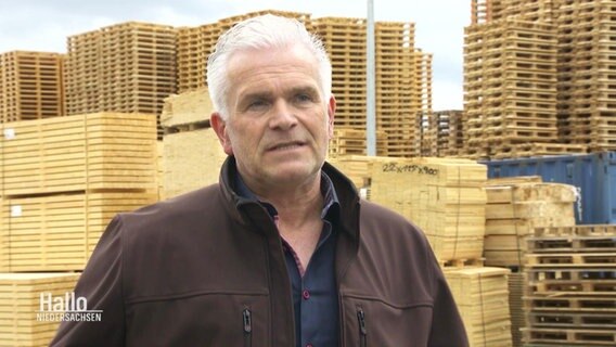Jörg Nöllenburg von der Firma Voshaar Pallettenwerk. © Screenshot 