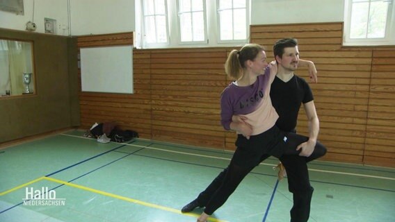 Reporterin Barbara Kreuzer mit einem Profi-Tanzpartner. © Screenshot 