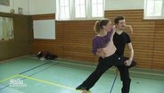 Reporterin Barbara Kreuzer mit einem Profi-Tanzpartner. © Screenshot 