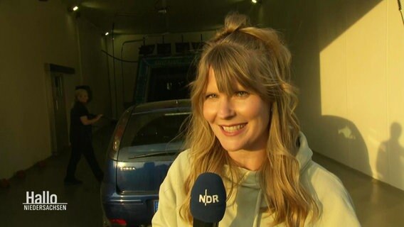 Nina Reckemeyer vor einer Autowaschanlage. © Screenshot 