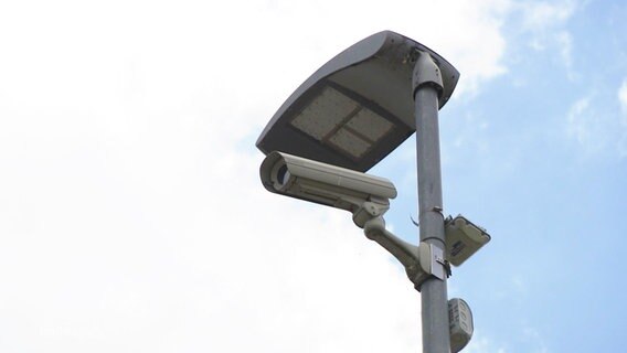 Eine Überwachungskamera an einer Laterne. © Screenshot 