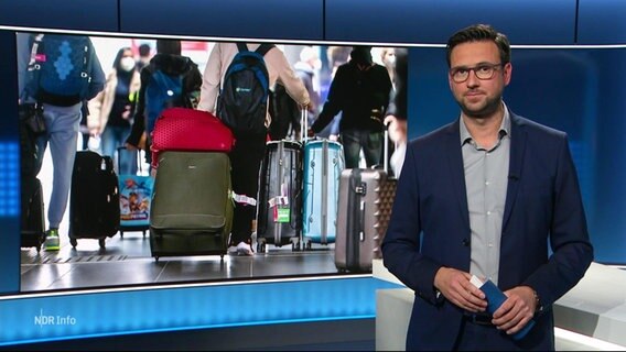 Christopher Scheffelmeier moderiert NDR Info 21:45. © Screenshot 