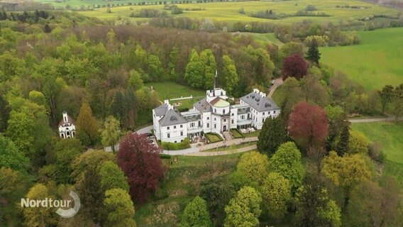 Luftaufnahme von einem Schloss. © Screenshot 