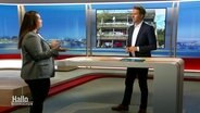 Eine Frau und ein Mann sprechen im Studio. © Screenshot 