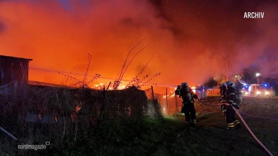 Feuerwehr löscht einen Brand. © Screenshot 