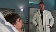 Ein Arzt spricht mit einem bettlägerigen Patienten. © Screenshot 
