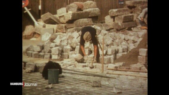 Eine alten Aufnahme von einem Bauarbeiter auf dem Hamburger Rathausmarkt. © Screenshot 