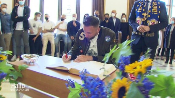 Jasmin Fejzic trägt sich in das goldene Buch der Stadt Braunschweig ein. © Screenshot 