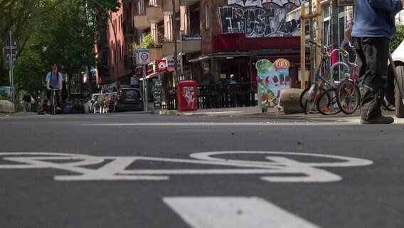 Weißes Fahrrad-Symbol auf der Thadenstraße in Hamburg © Screenshot 