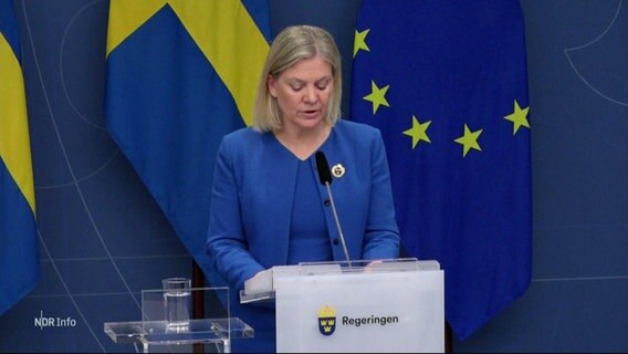 Magdalena Andersson, Ministerpräsidentin von Schweden am Rednerpult. Hinter ihr die schwedische Nationalflagge sowie die Flagge der Europäischen Union. © Screenshot 