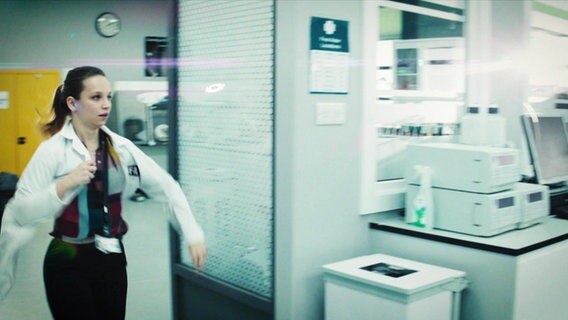 Frau läuft in ein Labor © Screenshot 