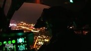 Ein Mann im Cockpit eines Hubschraubers in der Nacht. © Screenshot 
