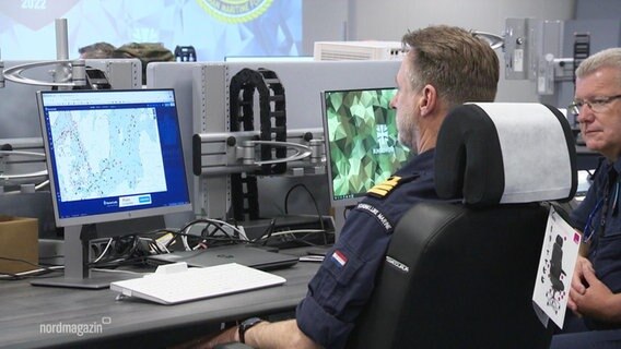 Ein Mann von der Marine vor einem PC. © Screenshot 