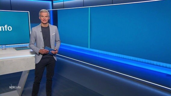 Thorsten Schröder moderiert NDR Info am 18. Mai 2022. © Screenshot 