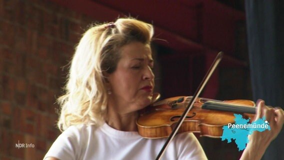Eine Frau spielt Geige. © Screenshot 