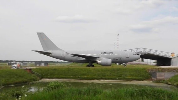 Ein Airbus der Luftwaffe ist mit Verletzten aus der Ukraine in hamburg gelandet. © Screenshot 