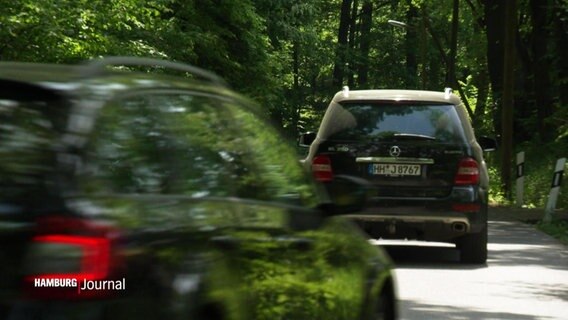Autos fahren durch einen Wald. © Screenshot 
