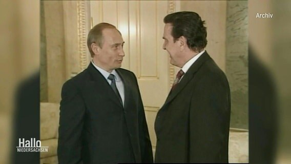 Archivaufnahme von Altkanzler Gerhard Schröder und Vladimir Putin. © Screenshot 