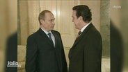 Archivaufnahme von Altkanzler Gerhard Schröder und Vladimir Putin. © Screenshot 