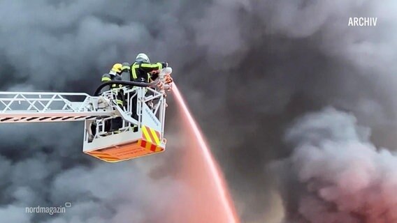 Mitarbeitende der Feuerwehr löschen einen Brand. © Screenshot 
