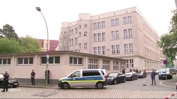 Die Polizei steht vor dem Lloyd-Gymnasium in Bremerhaven. © Screenshot 
