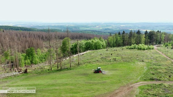 Ein Landschmaschinenfahrzeug fährt auf einem Feld. © Screenshot 