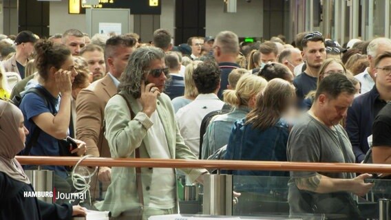 Menschen stehen in Schlangen am Hamburger Flughafen © Screenshot 