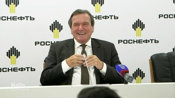 Altbundeskanzler Gerhard Schröder in einer Pressekonferenz. © Screenshot 