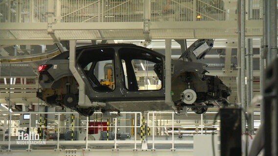 Bauteile eines Wagens werden im Emdener VW Werk durch die Fabrik transportiert. © Screenshot 