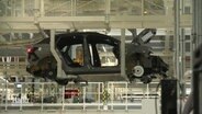 Bauteile eines Wagens werden im Emdener VW Werk durch die Fabrik transportiert. © Screenshot 