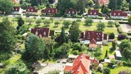 Blick aus der Vogelperpektive auf die typischen Reihen- und Doppelhäuser der Fritz-Schumacher-Siedlung in Hamburg-Langenhorn. © Screenshot 