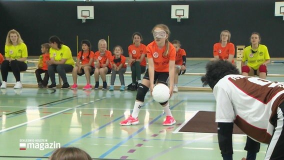 Kinder spielen beim inklusiven Sporttag des MTV Heide Blindenhandball. © Screenshot 