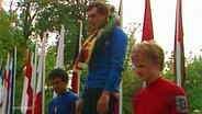Olaf Ludwig auf dem Podest nach dem Gewinn der Friedensfahrt 1982. © Screenshot 