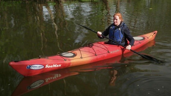 Marion Meier von paddel-meier in einem Kanu auf der Gose Elbe. © Screenshot 
