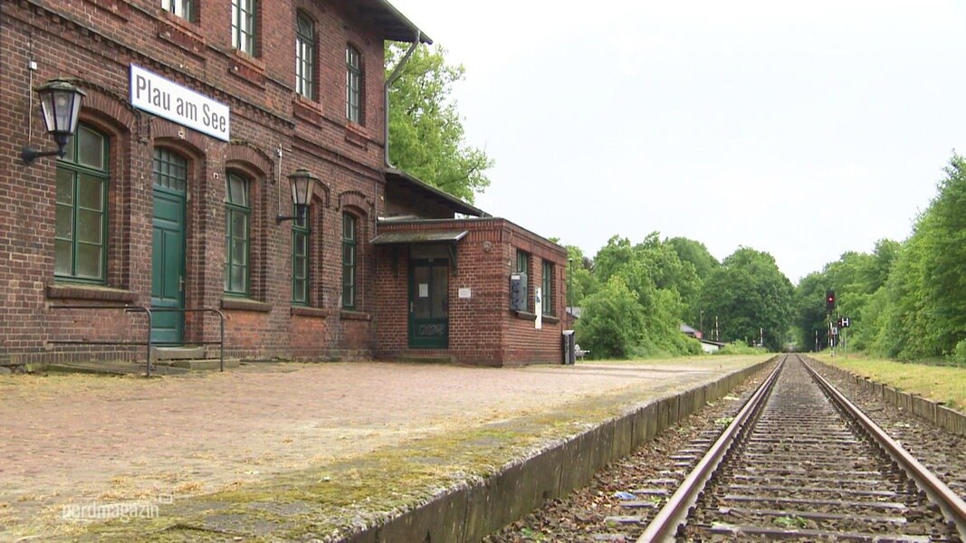 Das Bahnhofsgebäude von Plau am See. 