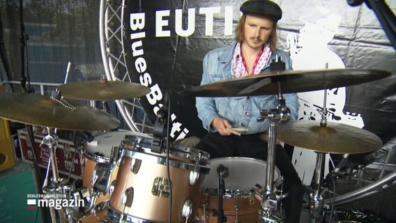 Ein Musiker sitzt auf der BluesBaltica hinter seinem Schlagzeug. © Screenshot 